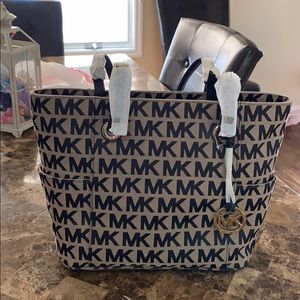 Michael Kors Jet Set Signature Tote